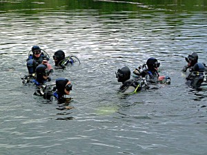 Kursteilnehmer vor dem ersten mal Abtauchen.