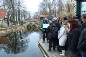 Franz Schulte, Biologe und Produktentwickler bei NaturaGart, beantwortet am Maxi-Schwimmteich Fragen der Teichbau-Teilnehmer