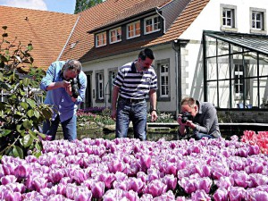 Fotokursteilnehmer im NaturaGart Park