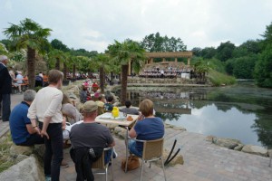 Ein Blasorchester aus dem benachbarten Riesenbeck hat die Bühnenstruktur vor dem Tempel mit 47 Musikern besetzt.