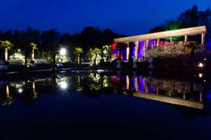 Nachtaufnahme der Tempelbucht mit farbiger Beleuchtung