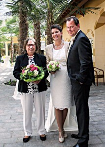 Aggi Bücker aus der Geschäftsleitung überreichte nach der Trauung Blumen und Glückwünsche an das frisch vermählte „Premieren-Ehepaar“ Claudia und Hartmut Ernst.