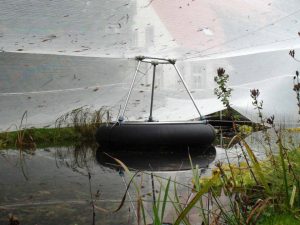 Das Netz wird von einem Schimmkörper getragen, damit es nicht ins Wasser hängt.