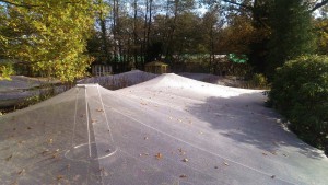 Die Schwimmstütze hält das Teichnetz hoch und verhindert Wasserkontakt.