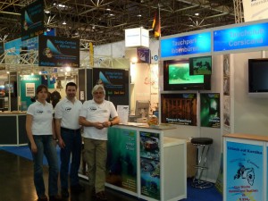 NaturaGart auf der Boot 2011 - Auf dem Foto (v.r.n.l.) Basisleiter Robert Höfer, Matthias Mausolf (Leiter Kundenservice) und Tierärztin Dr. Stefanie Krohn.