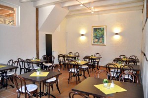 Gastraum des Café Seerose im NaturaGart Park