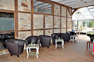 Gastraum des Café Seerose mit Sesseln und niedrigen Tischen