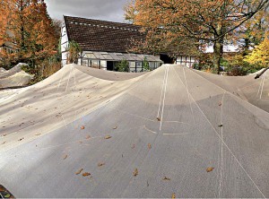 Laubschutznetz über einen Teich gespannt