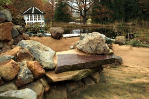 Der Bachlauf über der Grotte: Für jeden, der einen Bachlauf bauen will, mal wieder eine ideale Gelegenheit für einen Besuch des Parks.