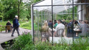 Im Café-Seerose blickt man direkt auf den Teich und kann entspannt. 