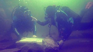 Unterwasser Wegweiser helfen dem Taucher bei der Orientierung