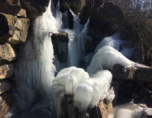Aktuell trägt der große Wasserfall im Park einen beachtlichen Eismantel, mit dem er sich vielleicht vor dem schneidenden Wind schützt.