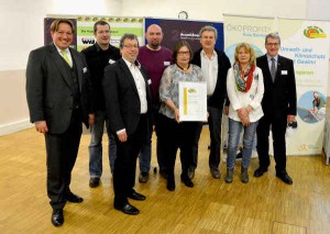 Die Geschäftsführung und Mitarbeiter von NaturaGart stellen das ÖKOPROFIT-Umweltzertifikat vor. Rechts im Bild: Landrat Dr. Klaus Effing