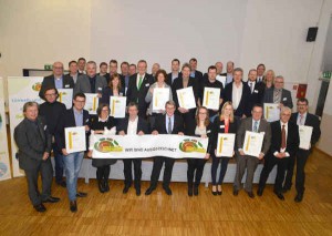 Gruppenbild mit Landrat: die ausgezeichneten Unternehmen der ÖKOPROFIT- Qualifizierungsprogramms des Jahres 2015 präsentieren stolz ihre Zertifikate