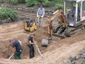 Im Regelfall werden die Erdarbeiten von einem Bagger verrichtet