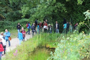 Lockere Runde: Immer wieder haben die Seminar-Teilnehmer Gelegenheit, Teichbau-Fragen zu stellen. Die Referenten sind erfahrene Teichbauer.
