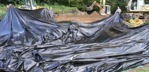 Sicherungsfolie unter Vlies, verhindert Erosion der Baugrube, schützt die Teichfolie gegen Bodenmikroben