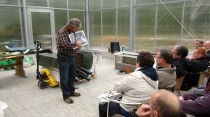 Ein Praxisteil findet in der Gärtnerei statt. Thema: Teich-Baumaterialien.