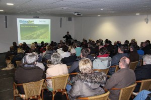 Mehrere Mitarbeiter halten Vorträge. Sie werden im Verlauf des Tages wiederholt, aber eine Anmeldung wird trotzdem empfohlen!