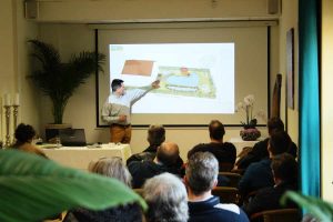 Matthias Mausolf erläutert die ersten Schritte beim Teichbau.