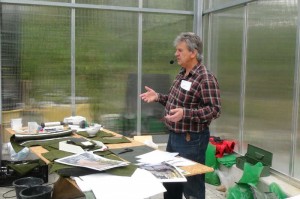 Die Theorie findet im großen Hörsaal der Palmenhalle und in der Gärtnerei statt. In der Gärtnerei werden die Baumaterialien und der Einsatz notwendiger Arbeitswerkzeuge besprochen.