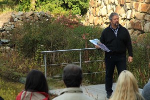 An den Teichen im NaturaGart-Park wird die Bauweise erläutert. Wetterfeste Kleidung wird empfohlen. Die Referenten bauen und entwickeln die Teichbau -Technologie seit Jahrzehnten.