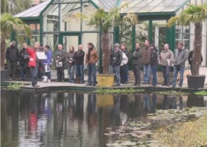 Seminarteilnehmer am Teich