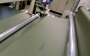 Die Bewertung von Teichfolie muss durch kontrollierbare Kriterien erfolgen. Im Bild: die Herstellung der Teichfolie NaturaGart-Grün.