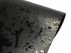 Polypropylen-Teichfolien waren bisher dünn oder hart. NaturaGart hat das Material weiterentwickelt.