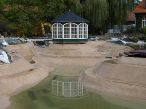 Teichfolie mit Verbundmatte schützen