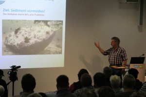 Norbert Jorek erklärt, warum der Teichschlamm raus muss