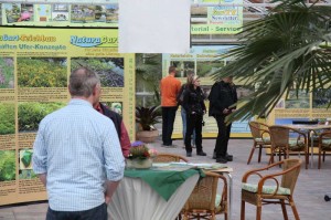  Zeit für eine Teichberatung. An jedem Stand fanden sich Fachleute