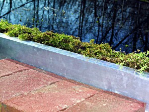 Aluminiumfarbenes Terrassenprofil für Gartenteiche