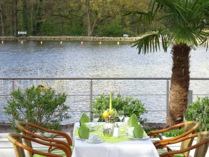 Eine sehr beliebte Veranstaltung von NaturaGart: das Abendbuffet am See und am Tempelteich.