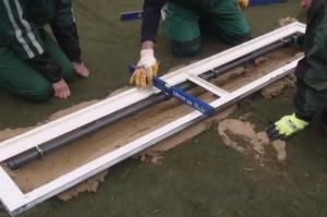 Mit dieser Falle werden Sedimente und Schlamm aus dem Schwimmteich entfernt.