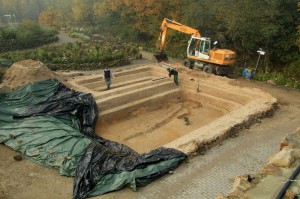 Bagger hebt Teichgrube aus